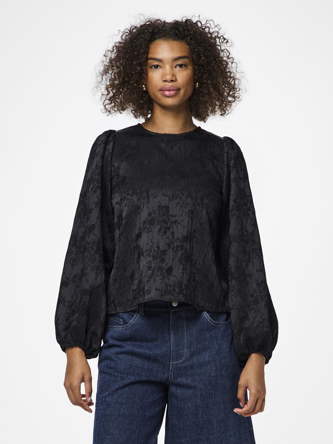 model_shot-front